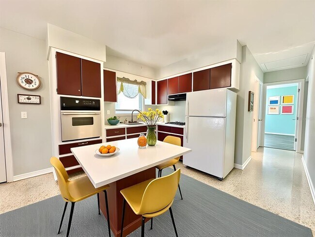 Foto del edificio - 528 E Center St