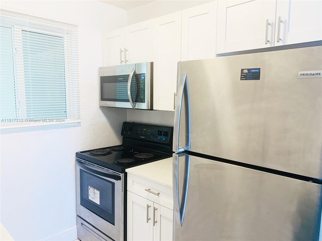 Primary Photo - 580 NE 127th St