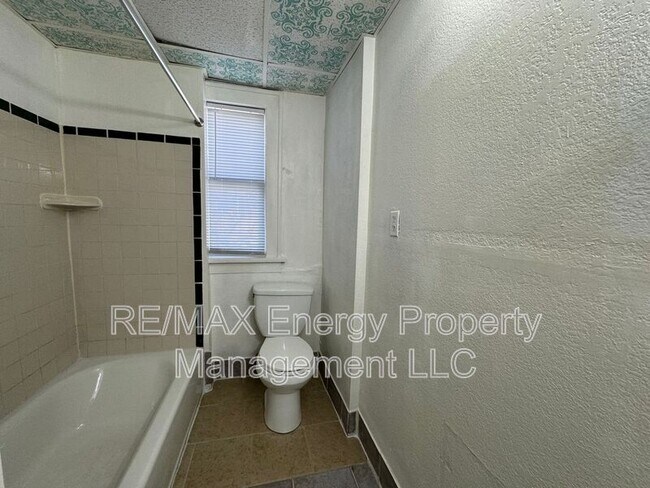 Building Photo - 1400 NW 22nd St