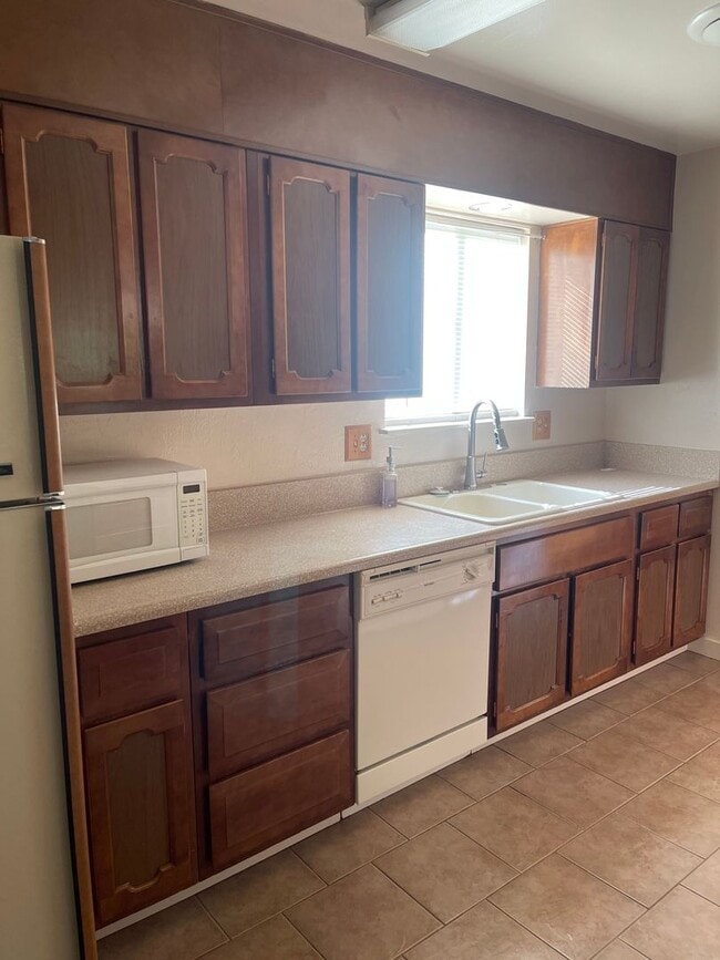 Building Photo - 3 BED / 2 BATH HOME CLOSE TO DOWNTOWN!