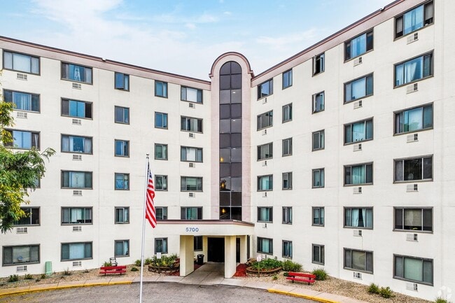 Foto del edificio - Chardon Court Apartments 55+