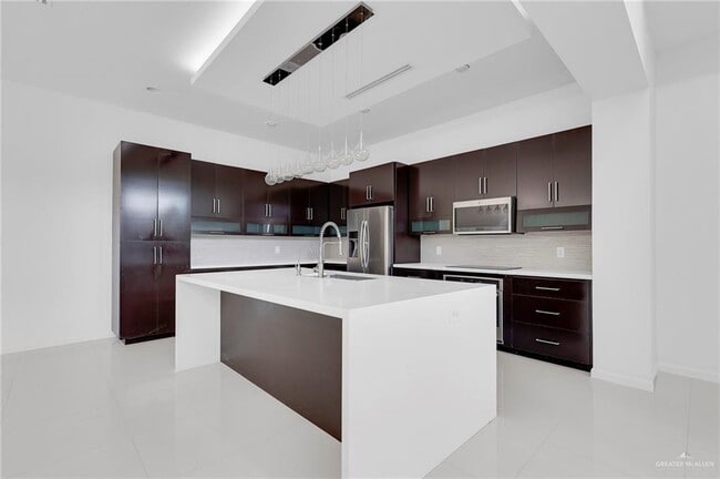 Building Photo - 18 Redbud Ave W