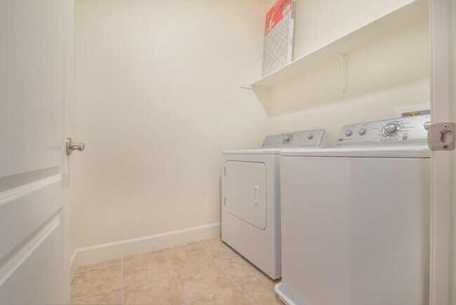 Building Photo - 483 La Scena Pl