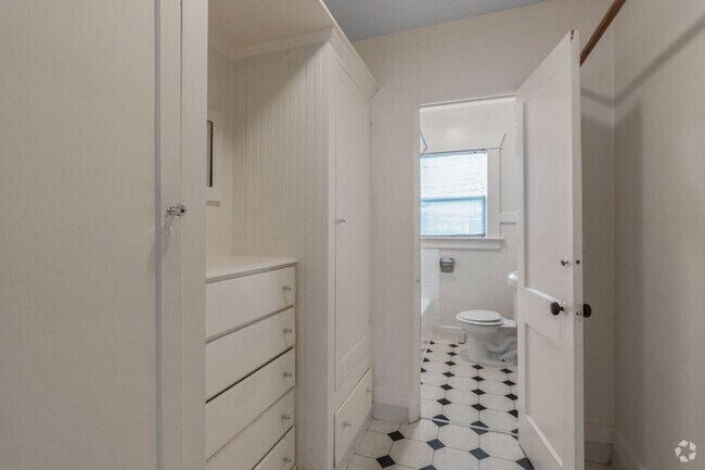Estudio, 1BA, - 510SF - Armario - Elysian Gardens Apartments