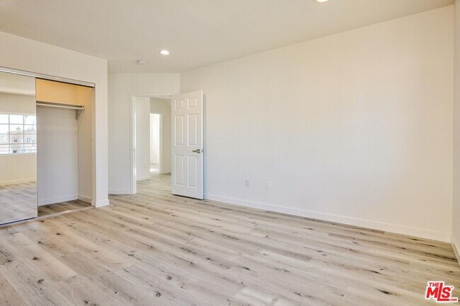 Building Photo - 158 N Edgemont St