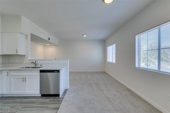 Building Photo - 3400 Cabana Dr