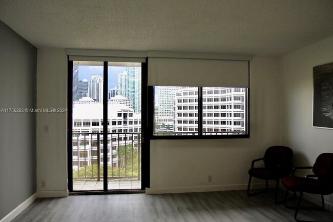 Foto del edificio - 520 Brickell Key Dr