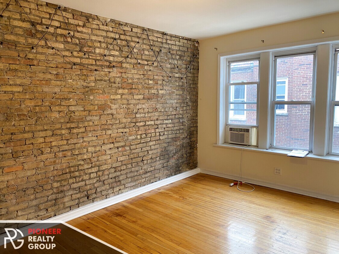 Foto principal - 3044 W Wellington Ave