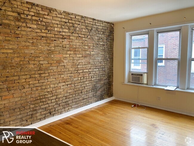 Building Photo - 3044 W Wellington Ave