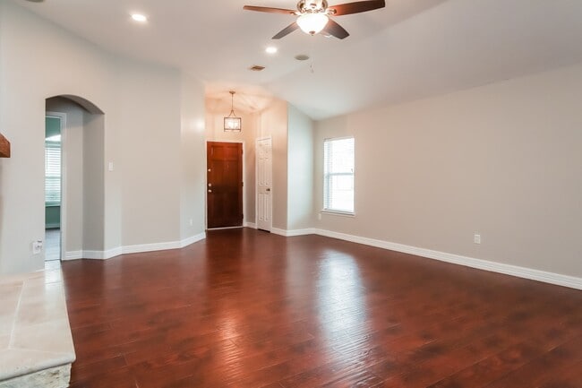 Foto del edificio - 5018 Creekbridge Ct