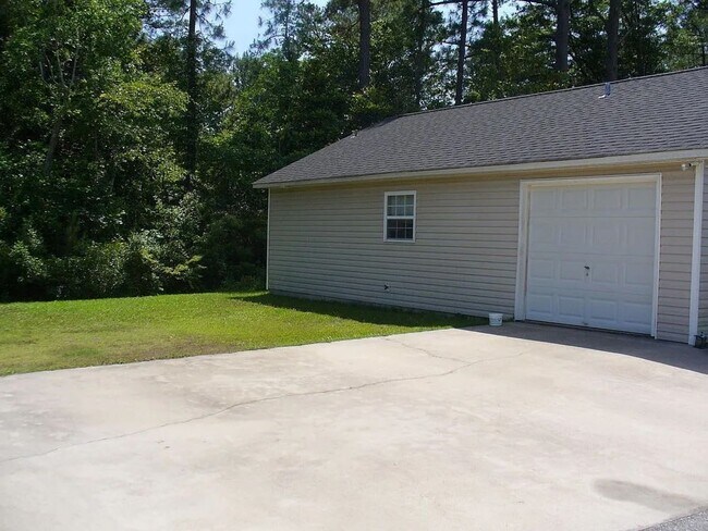 Foto del edificio - COMING SOON - 1 Bedroom House with Garage on Masonboro Loop