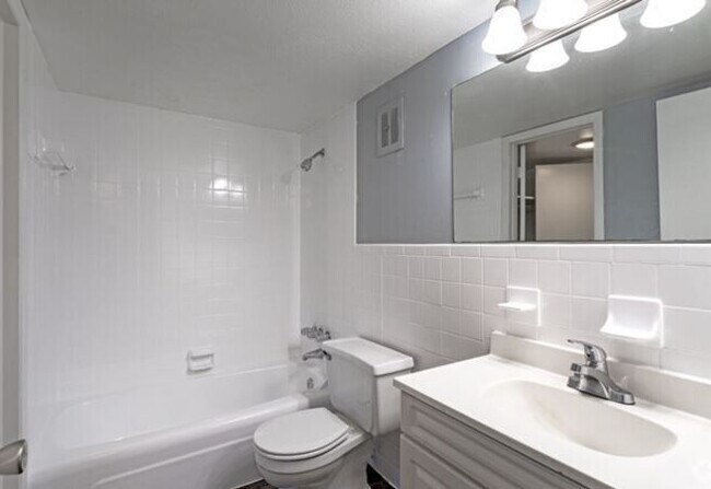 Foto del edificio - 10605 N 56th St