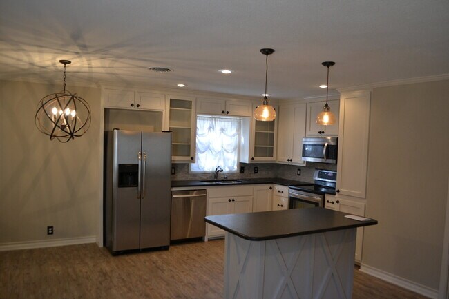 Building Photo - Updated Melonie Park Home!