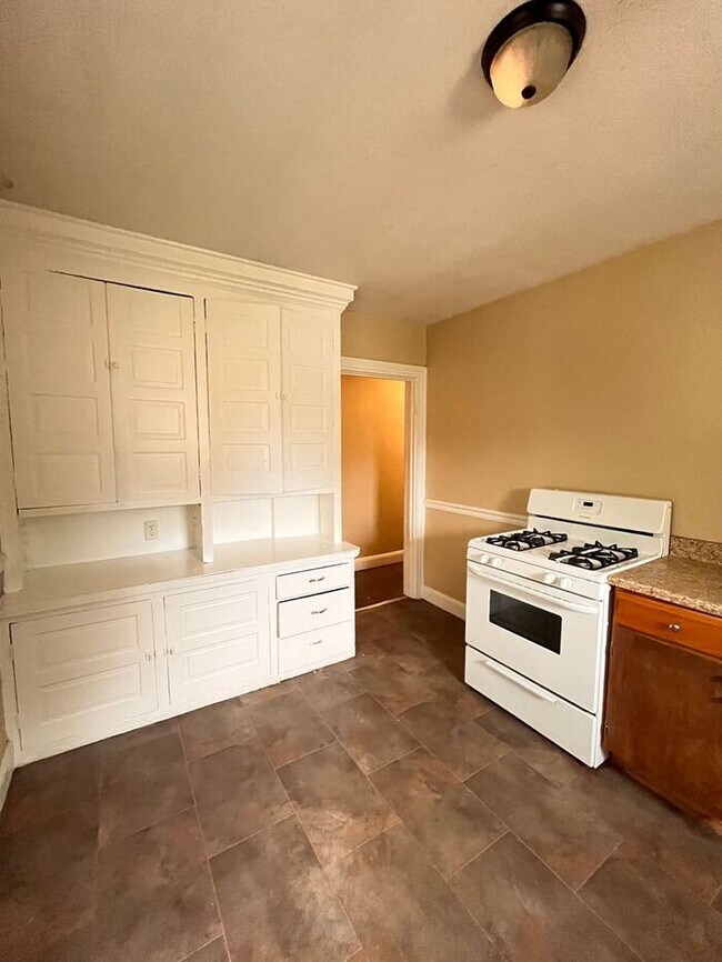 Building Photo - Cozy 2-Bedroom Apartment in a Prime Locati...
