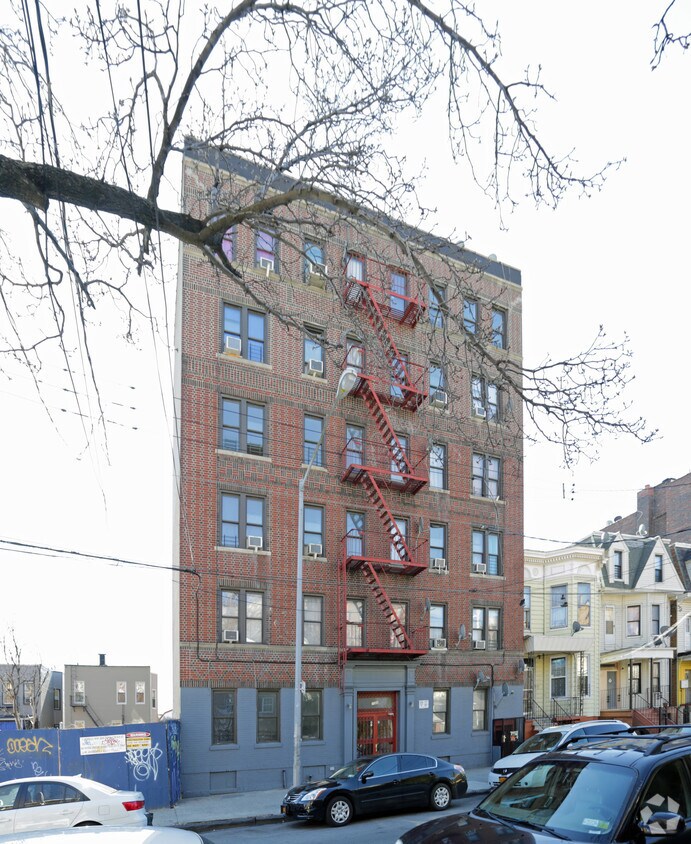 Building Photo - 2580 Bainbridge Ave