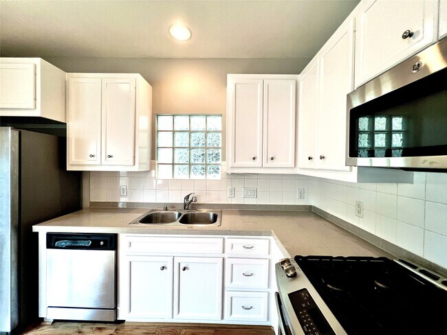 Foto del edificio - 3731 Main Poplar Dr