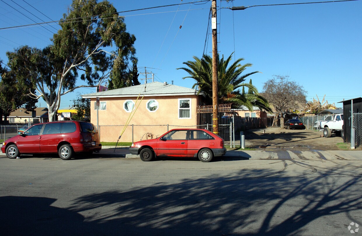 Building Photo - 4733-4739 W Lennox Blvd