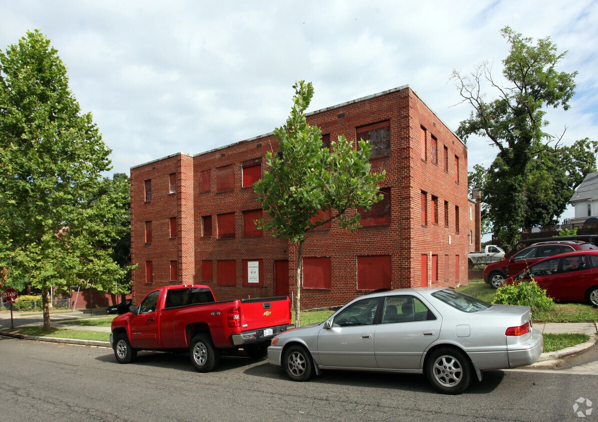 Primary Photo - 2826 Q St SE