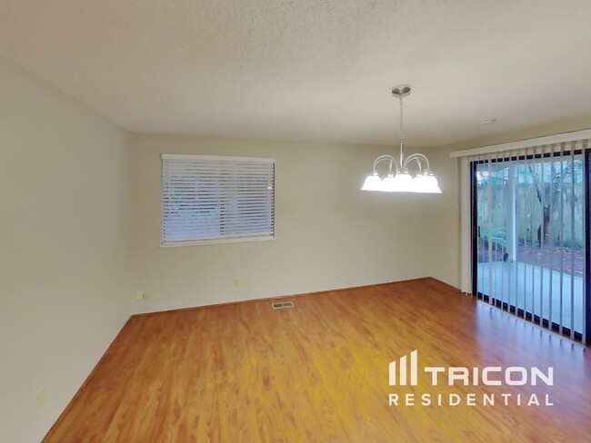 Foto del edificio - 7281 NE Clover Blossom Ln