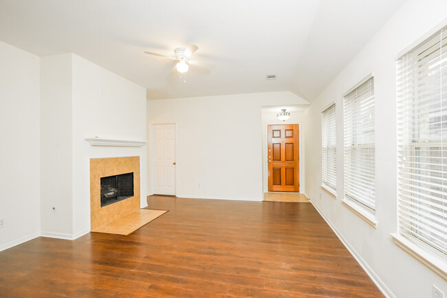 Building Photo - Inviting 3-Bedroom Home