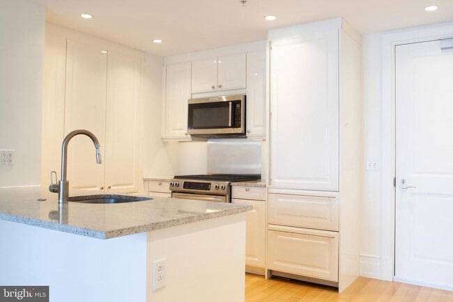 Building Photo - 130 S 18th St