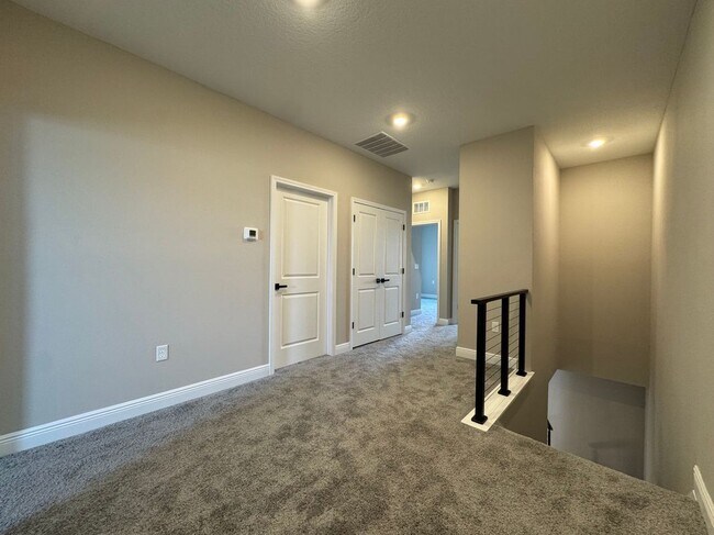 Foto del edificio - 16308 Hamlin Hills Rd