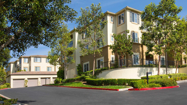 Bella Vista At Warner Ridge Apartments Building - Bella Vista At Warner Ridge