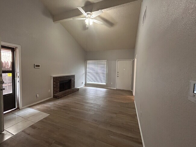 Foto del edificio - Spacious 2/2/1 Townhouse in Frenship ISD