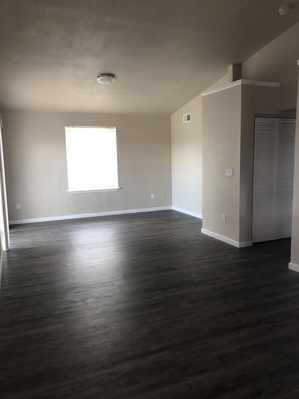 Building Photo - 324 E Eaton Ave