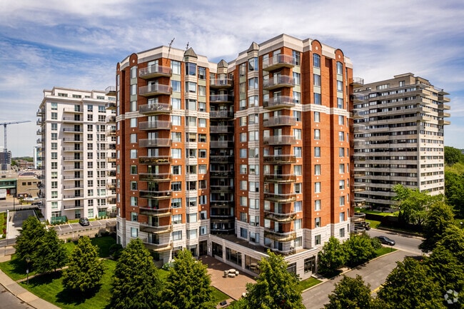 Building Photo - Majestic