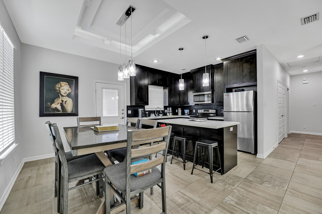 Foto principal - 708 E La Cantera Ave