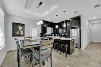 Building Photo - 708 E La Cantera Ave