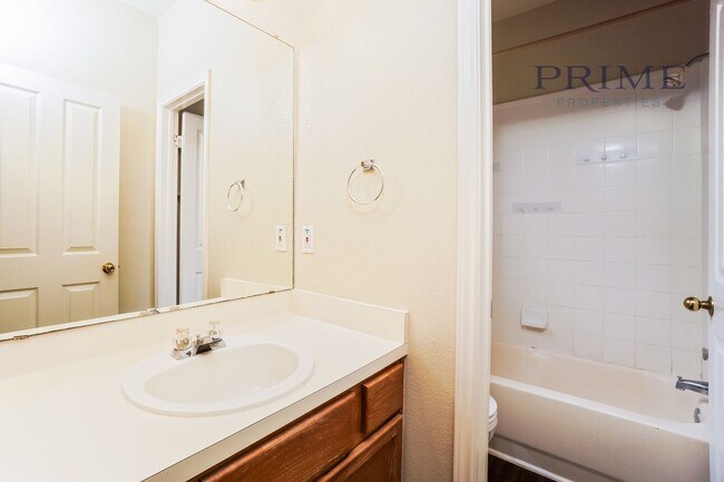 Foto del edificio - Freshly Updated Duplex Near Settlement Park