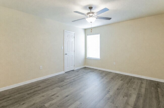 Building Photo - AVAILABLE NOW!!