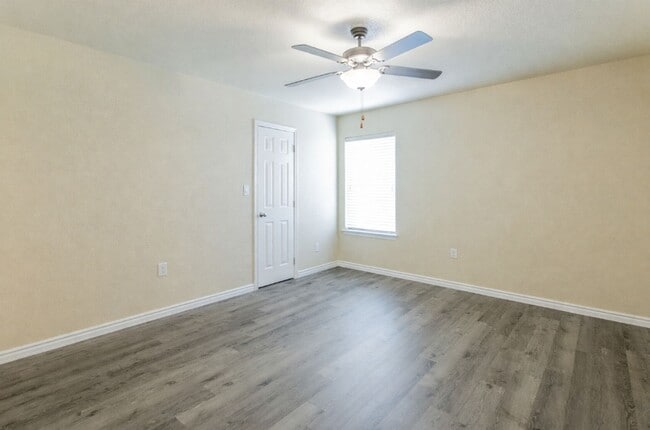 Foto del edificio - AVAILABLE NOW!!