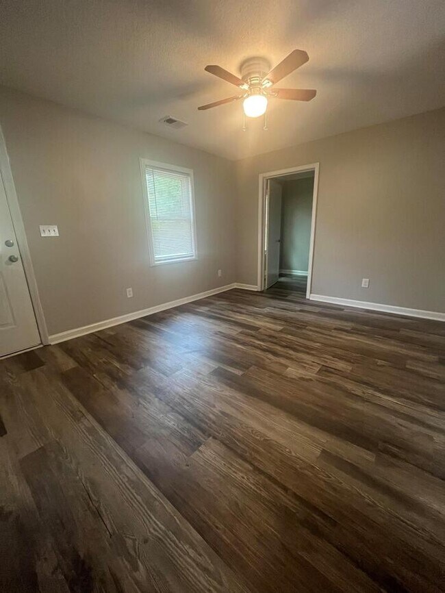 Building Photo - 617 Camellia Cir