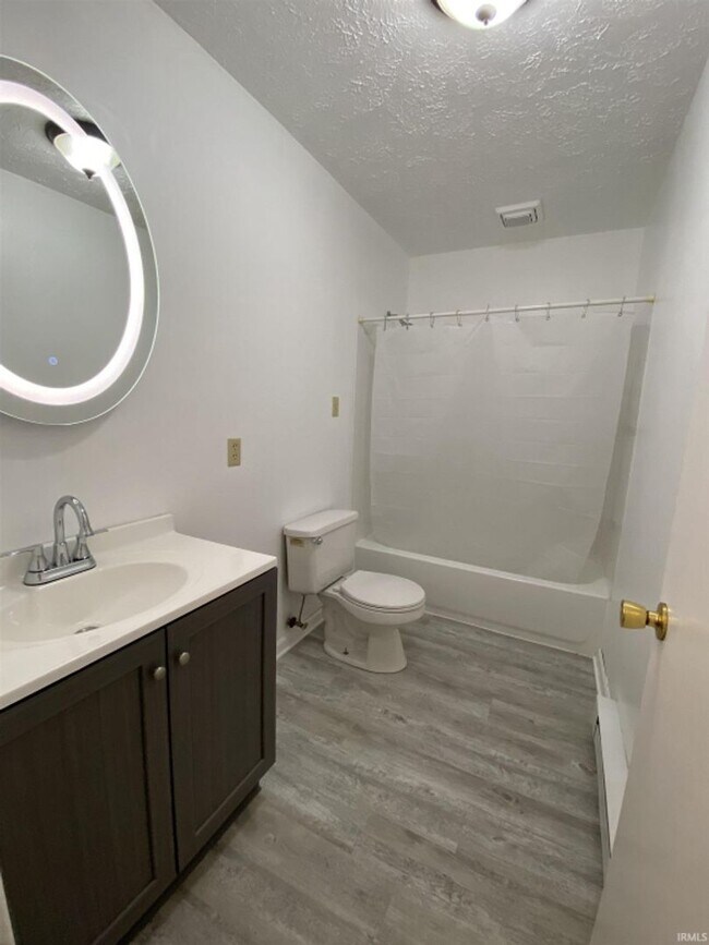 Foto del edificio - Duplex/ 2 -2 bedroom 1 bath with detached garage