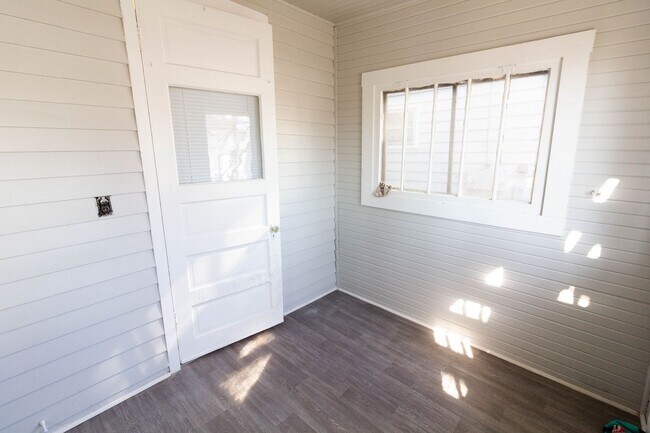 Foto del edificio - **DEPOSIT MOVES YOU IN** Very Large 1 Bed ...
