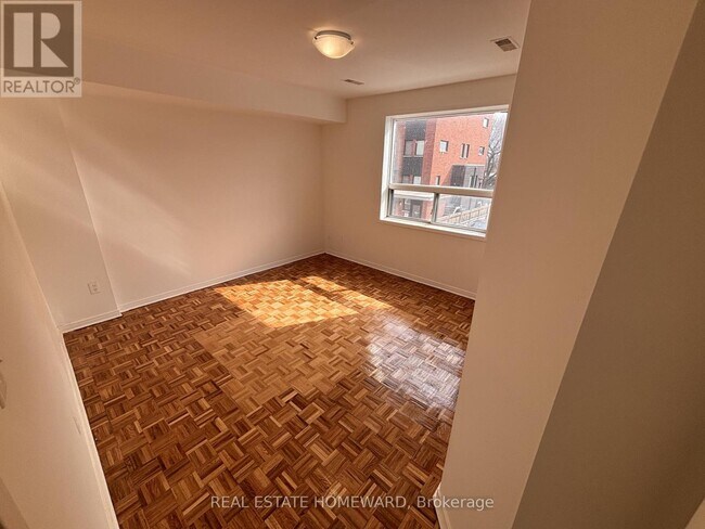 Photo du bâtiment - 879A Wilson Ave