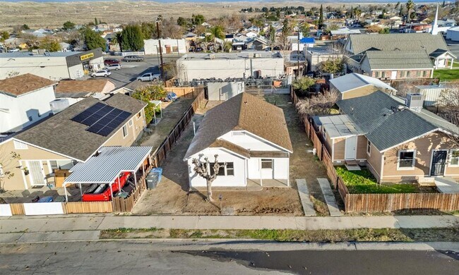 Foto del edificio - 3 Bed 1 Bath Home in Taft