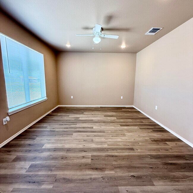 Foto del edificio - 3130 E Cornell St