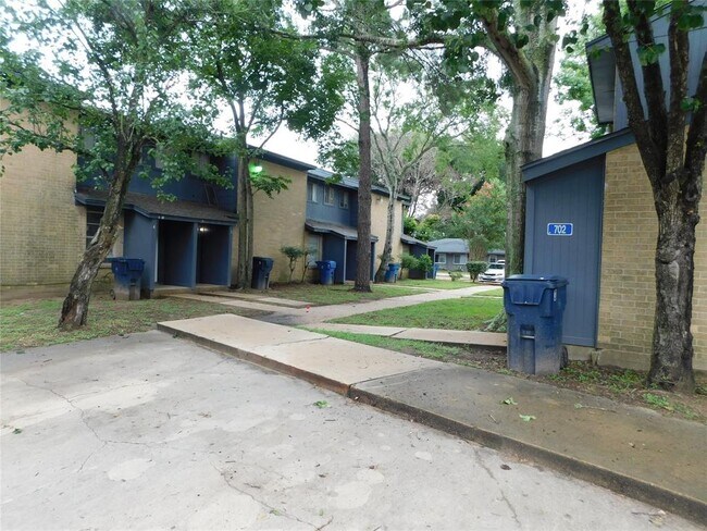 Building Photo - 702 Hargest St