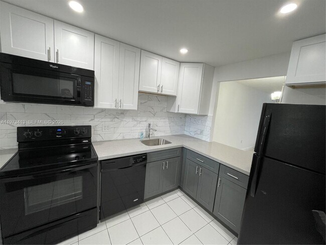 Foto del edificio - 8390 Sands Point Blvd