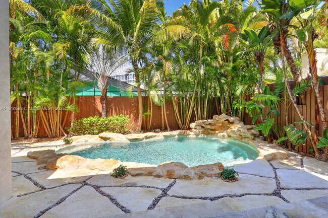 Building Photo - 2527 Inagua Ave