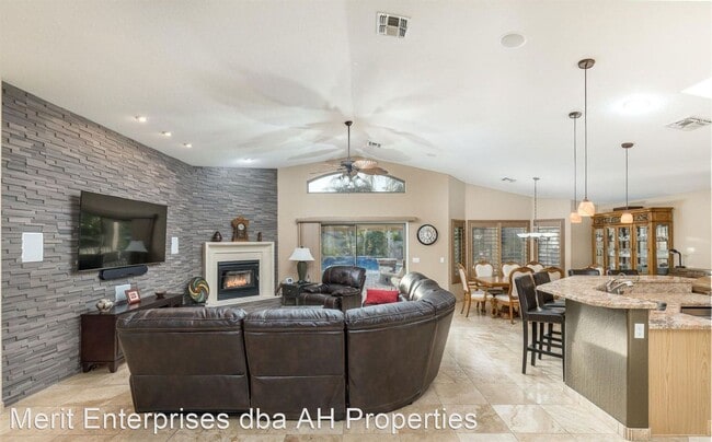 Building Photo - 3 br, 2 bath House - 6406 S KIVA CIR