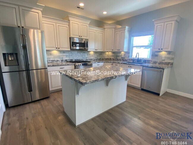 Building Photo - Amazing 4 Bed 3 Bath End Unit Townhome Wit...
