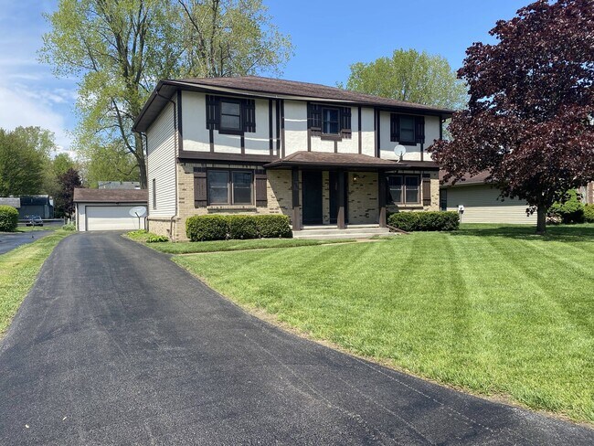 Building Photo - 6768 Woodlake
