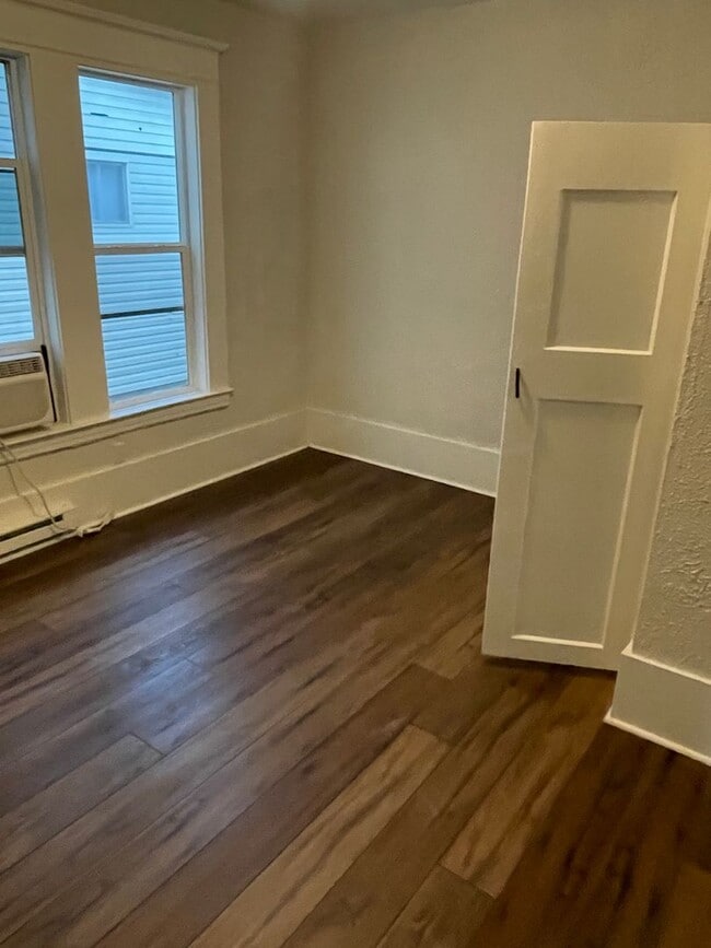 Building Photo - 820 7th St