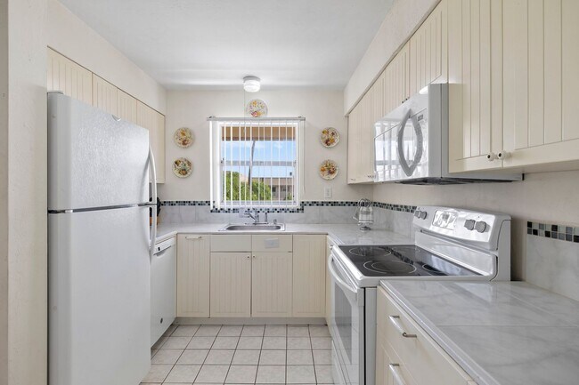 Building Photo - Vacation Rental - Cozy 2 bedroom/2 bath co...