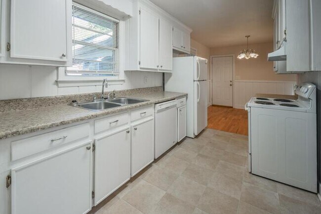 Building Photo - 1535 Laburnum Dr